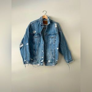 DISTRESSED OVER SIZED JEAN JACKET